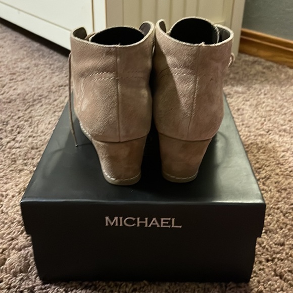 EUC Size 7 Women’s by Michael Shannon Rebeka Taupe Lace Up Wedge Bootie - Picture 7 of 15